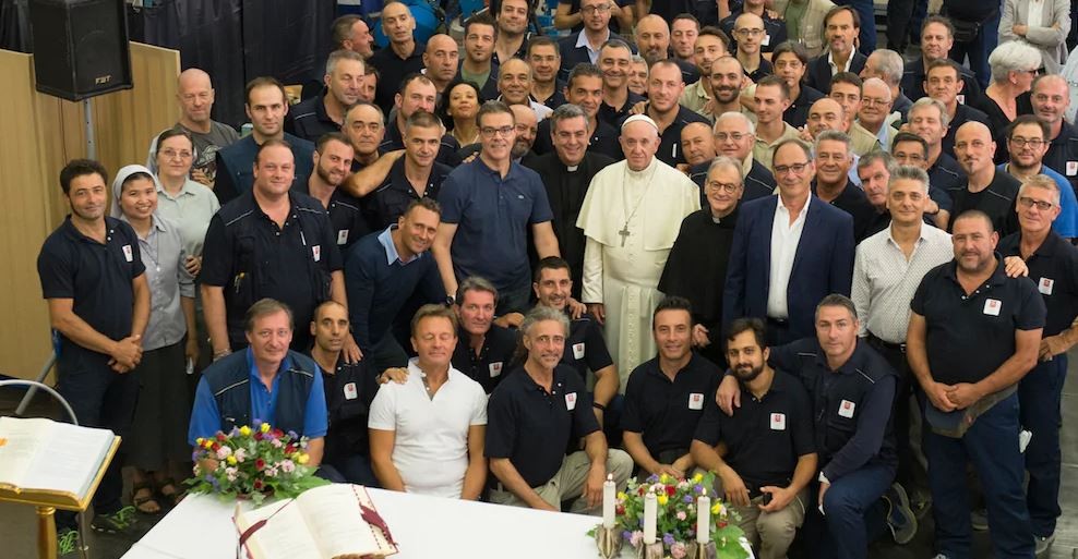 O Santo Padre com os trabalhadores do centro industrial do Vaticano após a celebração da Eucaristia em 7 de julho de 2017